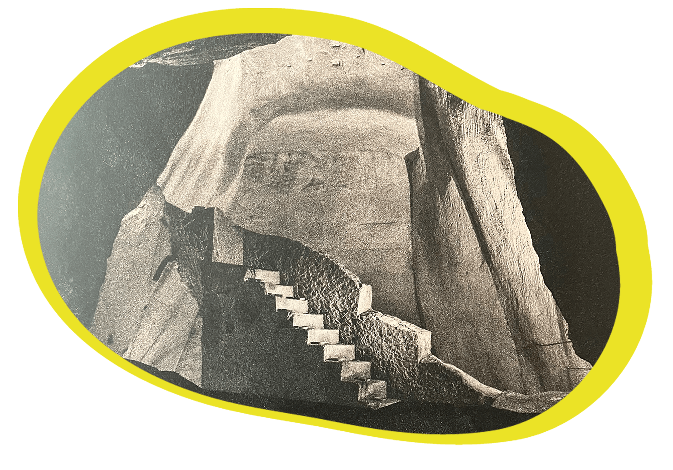 Una imagen en blanco y negro revela una escena surrealista con una escalera que conduce a una estructura texturizada similar a una cueva. Toda la composición está enmarcada por el borde irregular y amarillo brillante característico de Relumbra. Una imagen en blanco y negro revela una escena surrealista con una escalera que conduce a una estructura texturizada similar a una cueva Toda la composición está enmarcada por el borde irregular y amarillo brillante característico de Relumbra